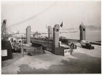 De oude draaibrug ligt nog naast de nieuwe brug. Dit zou wel eens een foto van de opening kunnen zijn.
              <br/>
              Stadsarchief Amsterdam, ca. 9/1931